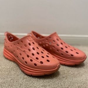 KANE REVIVE footwear. Mens 12. Color - Papaya / Coral Speckle.